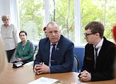 Сергей Дубовой посетил обновленную комнату боевой славы в школе № 20 Мурманска