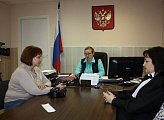  Василий Омельчук поздравил коллектив Полярнозоринского районного суда с 20-летием со дня создания.