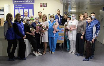 Женщин-медиков Кольской ЦРБ поздравили с наступающим праздником