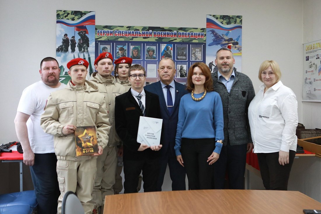 Сергей Дубовой посетил обновленную комнату боевой славы в школе № 20 Мурманска