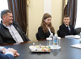 Сергей Дубовой вручил юным спортсменам награды Мурманской областной Думы 
