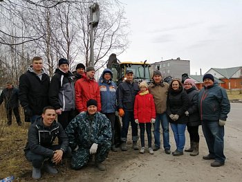 7 мая в Полярных Зорях Василий Омельчук принял участие в городском субботнике 