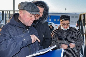 Североморские депутаты проверили доступную среду в строящейся школе