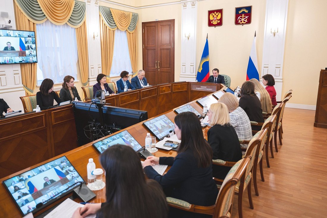 На оперативном совещании в Правительстве региона обсудили вопросы защиты прав детей