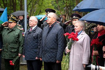 Спикер регионального парламента поздравил воинов-десантников с Днем ВДВ России