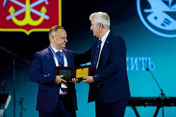 Заместитель Председателя Думы Геннадий Степахно поздравил коллектив Мурманского морского рыбного порта с 90-летием предприятия