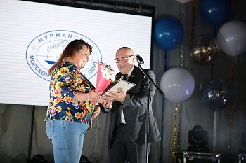 Депутат областной Думы Андрей Чернев поздравил коллектив Мурманского морского торгового порта с профессиональным праздником