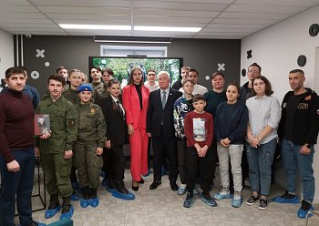 20 апреля состоялось очередное заседание "Исторической гостиной", участниками которой, в молодежном современном пространстве СОПКИ, стали воспитанники патриотических клубов и студенты города-героя Мурманска