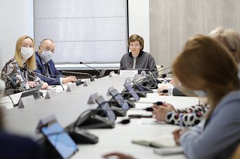 В областной Думе прошло заседание комитета по культуре, молодежной политике, туризму и спорту под председательством Ларисы Кругловой