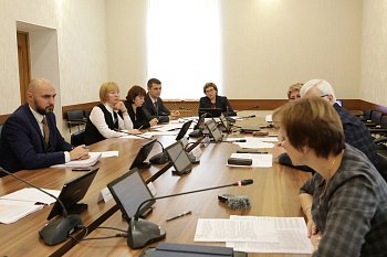 В областной Думе прошло заседание комитета по образованию, науке, культуре, делам семьи, молодежи и спорту под председательством Ларисы Кругловой