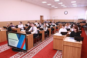 Мурманские лицеисты посетили региональный парламент