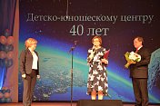Председатель профильного комитета Думы Лариса Круглова поздравила коллектив Детско-юношеского центра Кольского района с 40-летием
