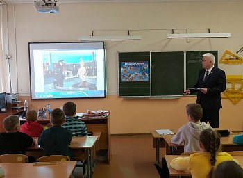 Работа в избирательном округе. Уважаемые земляки, продолжается деятельность авторского проекта «Историческая гостиная». Сегодня провел очередное заседание с участниками летнего оздоровительного лагеря при средней школе № 23