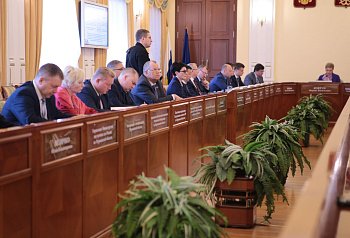 Спикер регионального парламента Сергей Дубовой и председатель профильного комитета областной Думы Борис Пищулин приняли участие в очередном заседании областного правительства