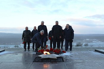 Парламентарии Северо-Запада почтили память защитников Заполярья