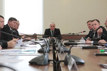 В областной Думе прошло заседание комитета по транспорту, дорожному хозяйству и информатизации под председательством Михаила Антропова