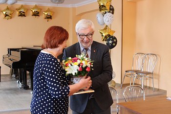 Виктор Сайгин вручил почетную грамоту Мурманской областной Думы Любови Ильговой