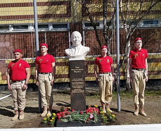 На территории мурманской школы установлен бюст Льва Васильевича Журина