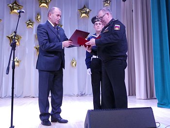 5 октября глава регионального парламента Сергей Дубовой поздравил педагогов Мурманского Нахимовского военно-морского училища с Днем учителя