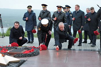 В Мурманске у памятника Алеши в День памяти и скорби зажгли свечи