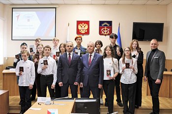 Юным мурманчанам торжественно вручили паспорта в областной Думе