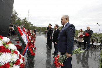 В Мурманской области почтили память экипажа атомного подводного ракетного крейсера "Курск" 