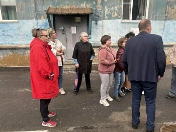 Роман Пономарев встретился с жителями дома №19 по улице Капитана Егорова