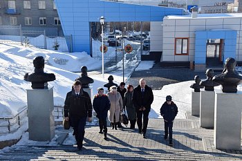 По инициативе спикера регионального парламента Сергея Дубового в Мурманском филиале Нахимовского училища прошла экскурсия для детей из замещающих семей 