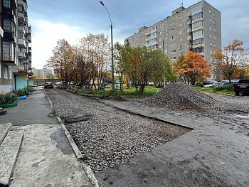 В городе Мурманске продолжаются работы по ямочному ремонту дворовых проездов