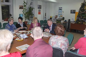 Александр Макаревич встретился с ветеранами труда 