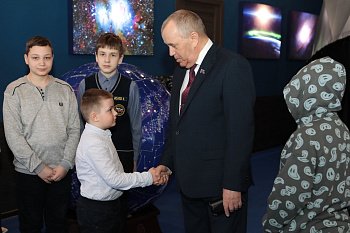 Председатель областной Думы Сергей Дубовой поздравил ребят из семей участников СВО с Днем космонавтики 