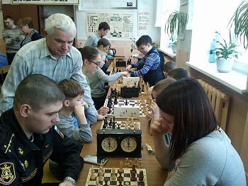 Владимир Мищенко выступил с приветственным словом перед участниками традиционного муниципального шахматного блиц-турнира в Полярном 