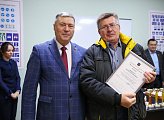 Первый вице-спикер областной Думы Владимир Мищенко поздравил с наступающим профессиональным праздником коллектив автобазы 