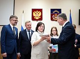 Первый заместитель Председателя Думы Владимир Мищенко наградил победителей и призеров конкурса «Медиа-Арктика»