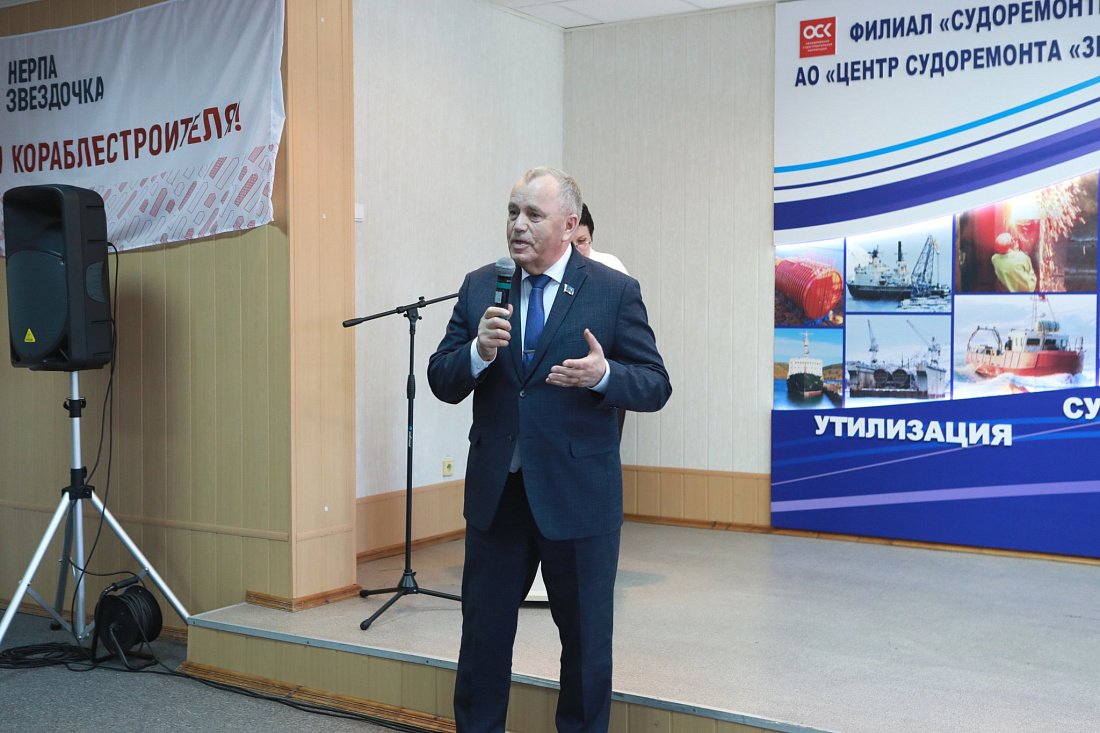 Сергей Дубовой поздравил работников судоремонтного завода "Нерпа" с профессиональным праздником