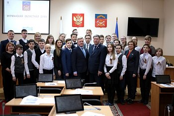 Урок парламентаризма для школьников прошел в Мурманской областной Думе