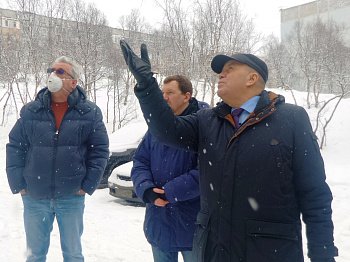 Председатель областной Думы Сергей Дубовой ознакомился с ходом ремонта жилых домов в Видяево в рамках реновации ЗАТО 