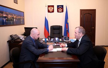 В региональном парламенте прошла рабочая встреча Председателя областной Думы Сергея Дубового с начальником Управления МВД РФ по Мурманской области Виталием Зайковым