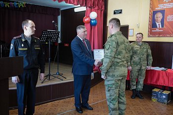 Первый вице-спикер областной Думы Владимир Мищенко поздравил бойцов морского отряда войск Росгвардии с профессиональным праздником