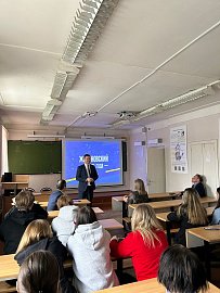 Представители Мурманского регионального отделения ЛДПР, Станислав Гонтарь, Яна Безделева и Роман Павликовский, встретились со студентами Мурманской академии экономики и управления.