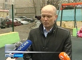 Роман Пономарев в составе специальной комиссии провел рейд в одном из мурманских дворов