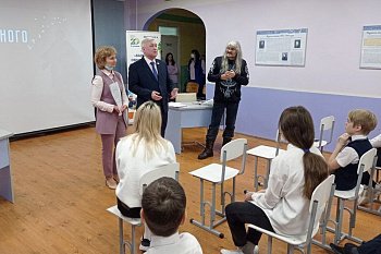 В Апатитах депутат областной Думы Михаил Белошеев  провел выездное заседание «Исторической гостиной»