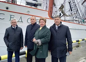 Депутаты областной Думы посетили барк "Седов"