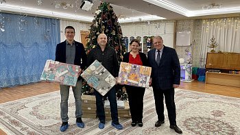 Роман Пономарев в преддверии Нового года передал воспитанникам Дома ребёнка специальные развивающие игрушки