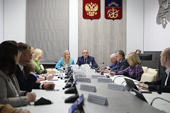 Меры поддержки молодых семей в Арктических регионах  обсудили в областной Думе