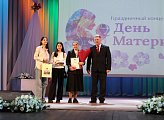 Региональные парламентарии поздравили северянок с Днем матери