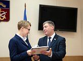 Первый заместитель Председателя Думы Владимир Мищенко наградил победителей и призеров конкурса «Медиа-Арктика»