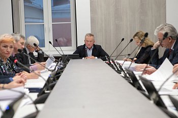 Комитет регионального парламента по труду, вопросам миграции и занятости населения рассмотрел основные параметры проекта областного бюджета на будущий год