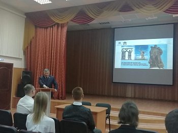 Владимир Мищенко провел "Урок мужества" со старшеклассниками  Гаджиевской СОШ № 279 имени Героя Советского Союза контр-адмирала Лунина Николая Александровича 