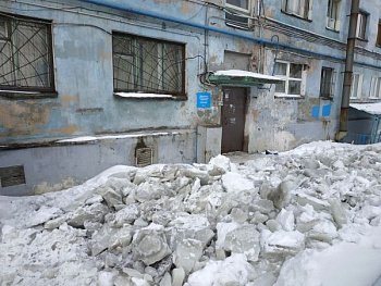 Депутат Роман Пономарев совместно с активистами регионального отделения ОНФ в Мурманской области обратил внимание прокуратуры региона на отсутствие своевременной и качественной уборки снега рядом с «Домом молодежи – SOS»